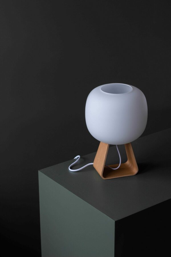 מנורת שולחן מעוצבת לסלון בעבודת יד